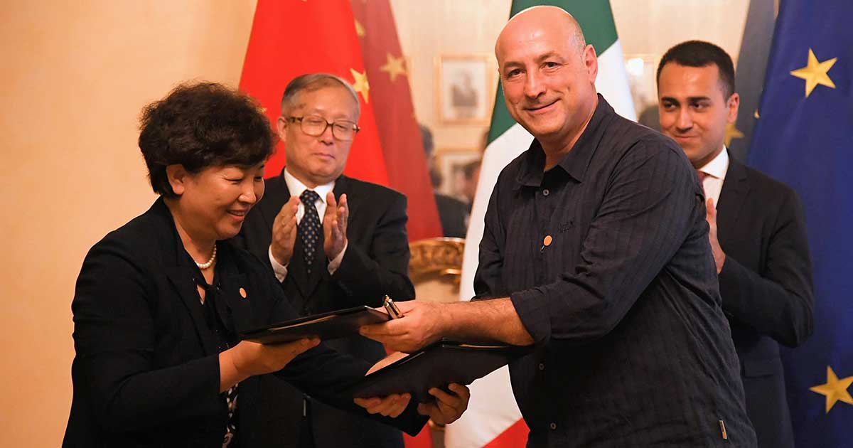 Di fronte ai vicepremier di Italia e Cina, Luigi di Maio e Li Hongzhong, Tiziano Cornacchia sigla l’accordo della Nuova via della Seta con la città e la scuola di pallavolo di Tianjin.